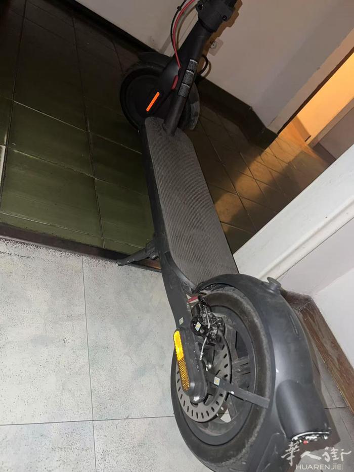 现出售一辆🛴踏板车100欧，正常骑行！需要请➕v:YANGYUN6895