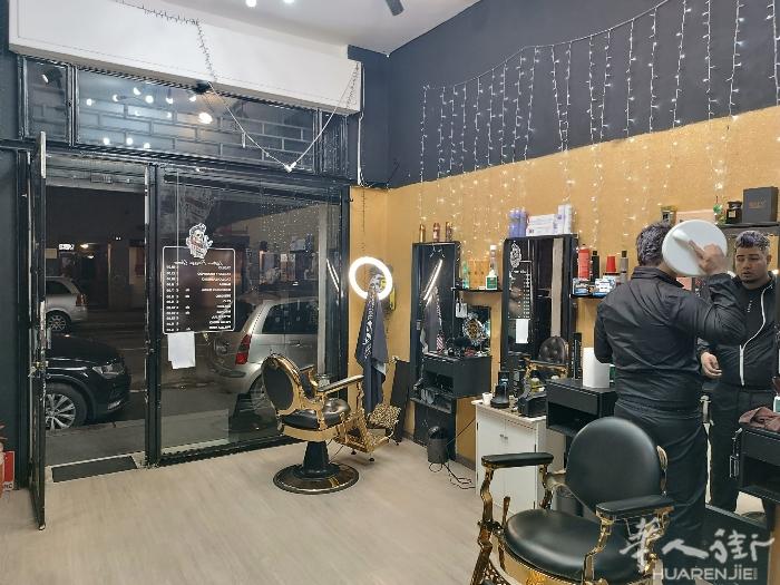 出售理发店，两个门面，可+美甲，地段好，米兰市中心，因本人另有事业，管不过来，非