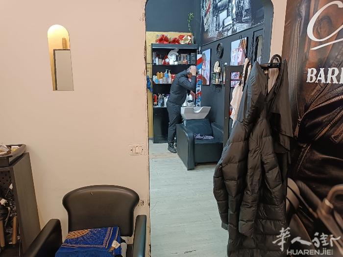 米兰市内出售理发店，两个门面，可+美甲，地段好，via padova,，因本人有