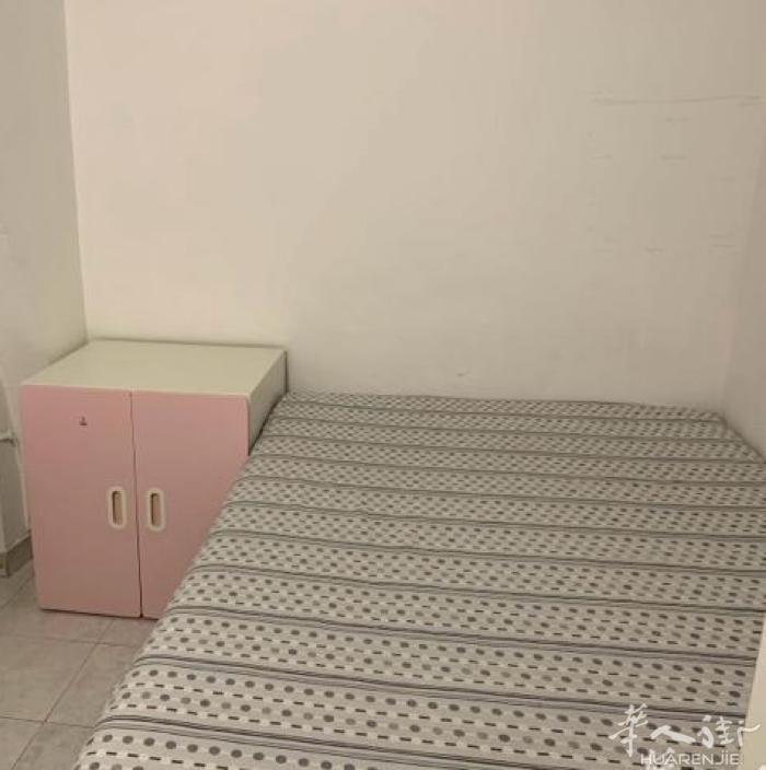 米兰dergano地铁口；附近正规房间搭铺、夫妻 、女士优先，联系电话32757