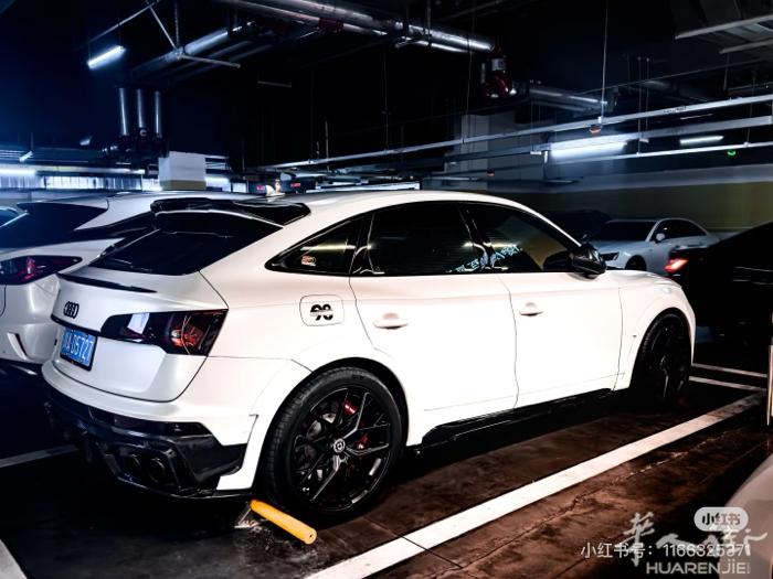 出奥迪q5 Sportback 碳纤维顶翼