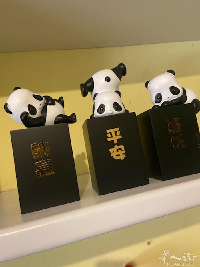 低价出售整套熊猫模型，两个大的七个小的，米兰面交。