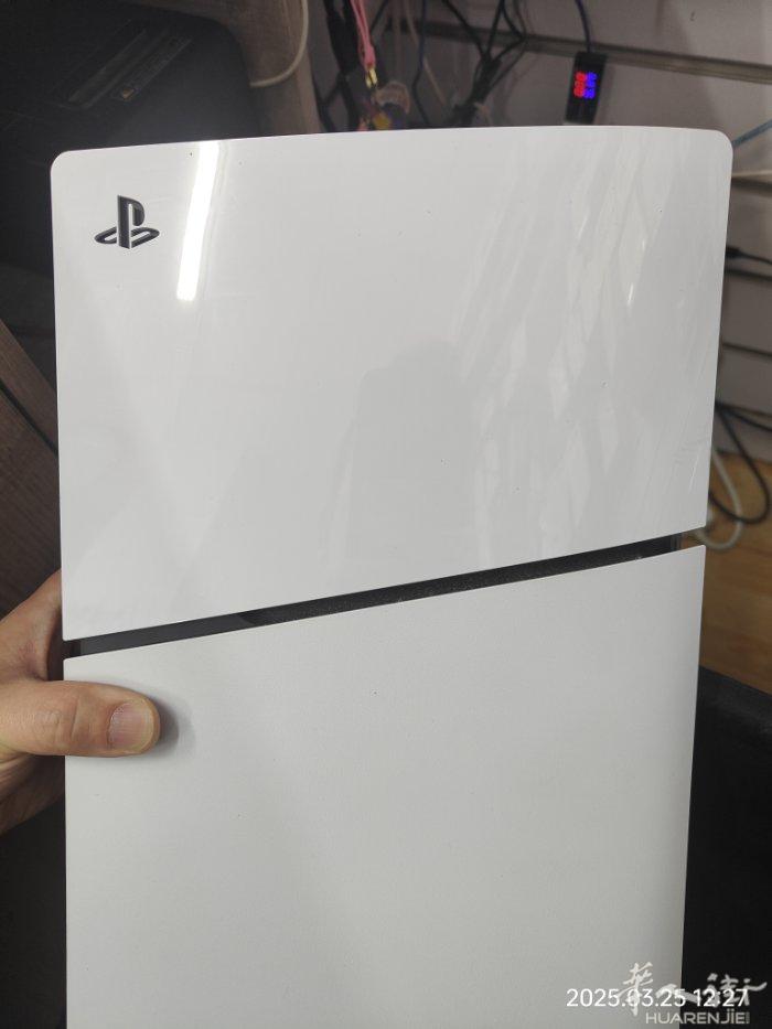 PS5 slim，九成新，带一个手柄，带盒子，350元一口价，微信同手机
