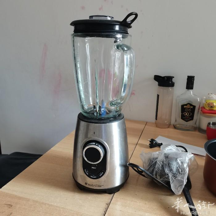 安利纽崔莱多功能搅拌机，原价130欧，买来只用过几次，质量很好，只是个人不会做饭