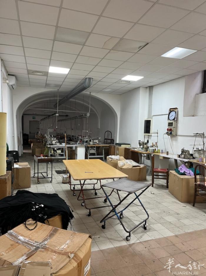楼下工厂楼上住家在Bergamo城市离Brescia进