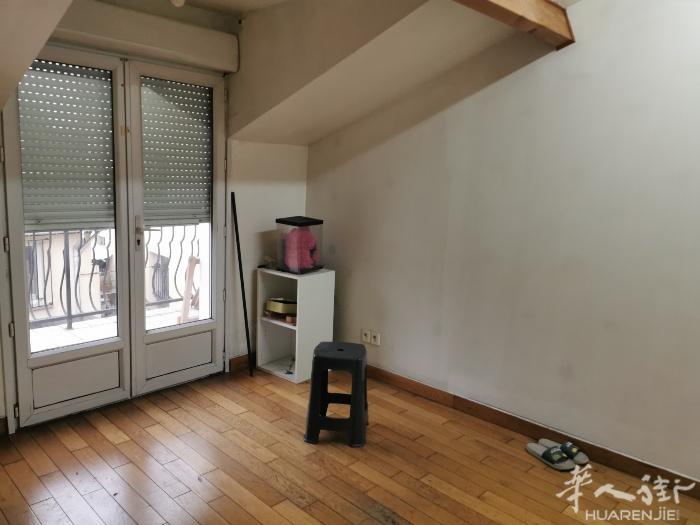 la courneuve   地铁5分钟有房间出租，找有工作爱干净的男士，房租三