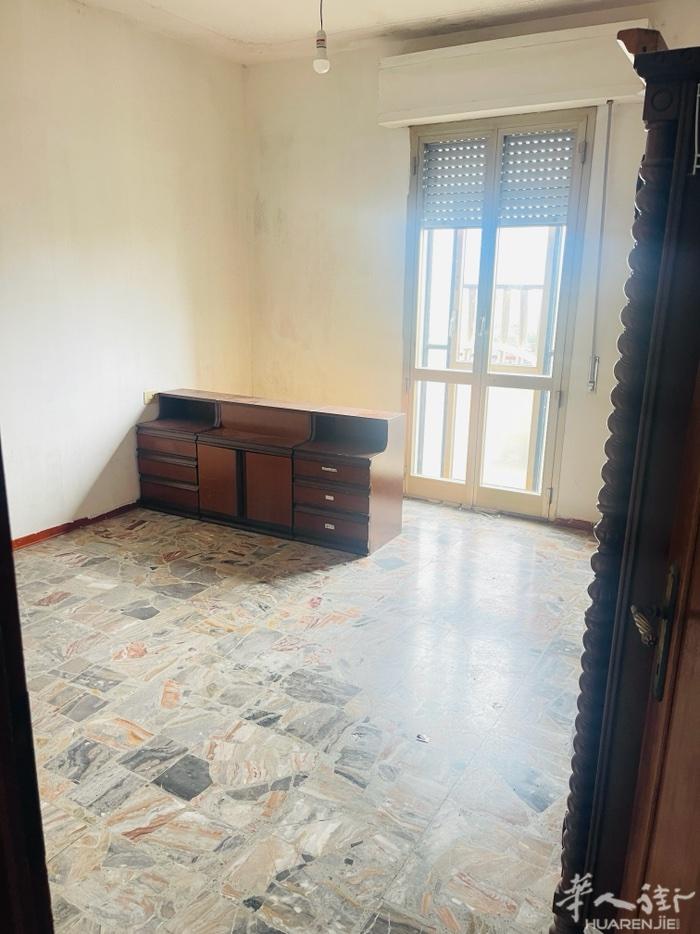 maliseti体育馆conad后面两房一厅出租，房租950，押金2个月，正规合
