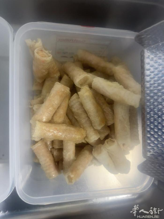 批发春卷，有卫生许可证件，可以超市里卖。 春卷是用新鲜的鸡腿肉和新鲜的猪肉做的。