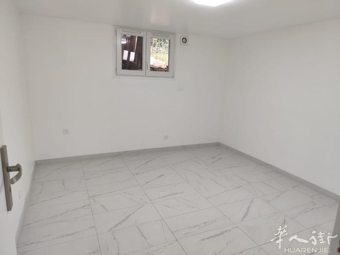 94 Thiais F2 出租  全新装修40平方米 ， 1150€包水包电