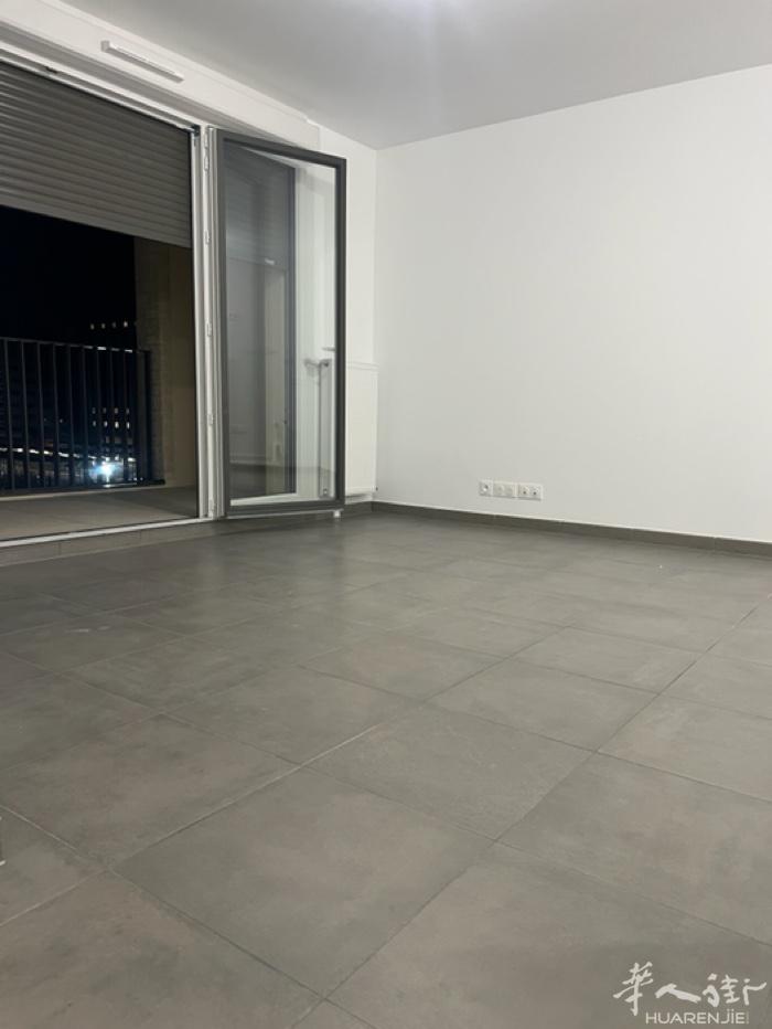 新房出租、93区Bobigny5号线地铁口、一房一厅、刚刚交到的新房、找有爱干净