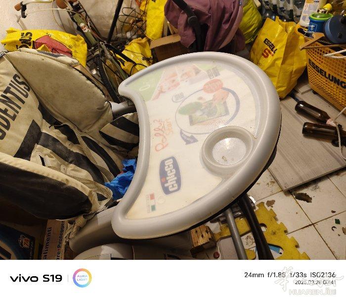 出票那个小孩子的推车，吃饭的桌子。三样总共100欧元，自己过来拿。