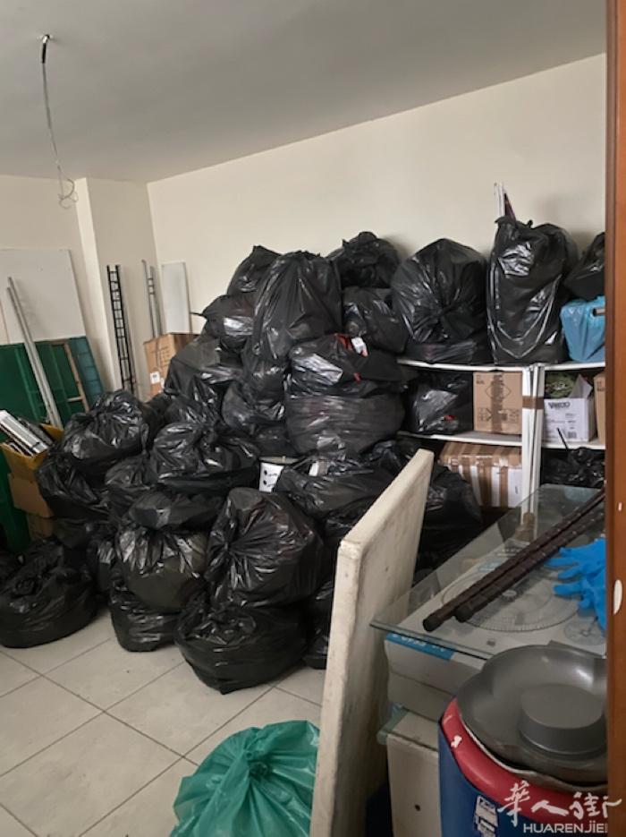 NAPOLI附近 有一大堆的百货 服装 货架 模特 便宜处理 有需要的老板请联系