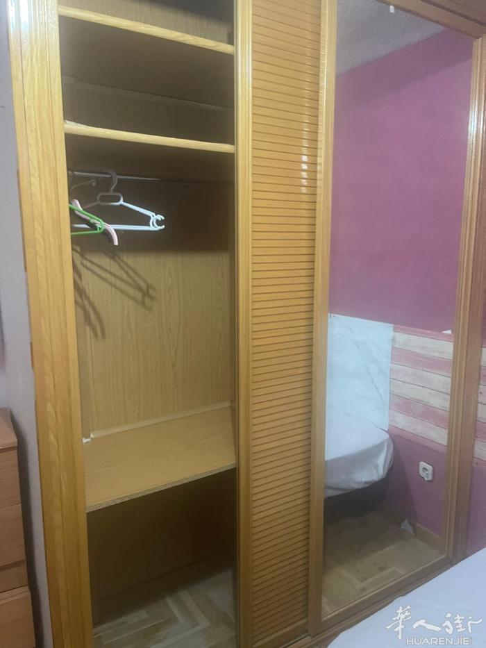usera国荣附近有夫妻房出租，（如果单人限女性）住家安静宽敞明亮两卫生间有网络