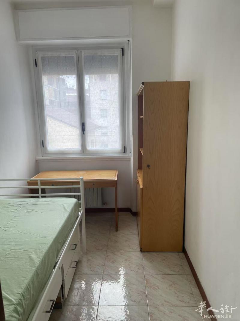 科莫市 (como) 有一小房间搭铺，离市中心近，周边设施齐全，近超市，火车站，邮局，中国食品店，押一付一，350包煤电水费，物业费和网费