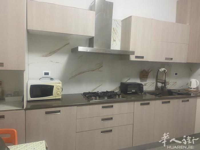 维琴察（vicenza）城市有房间搭铺，一个大房间一个小房间，厨房+客厅+大阳台