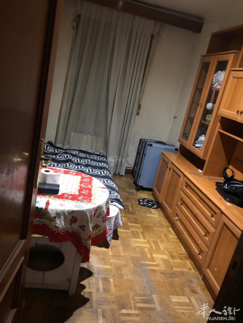 Usera地铁下一站 Plaza Elíptico 有单人间出租 地铁一分钟  6号 11号  住家人少安静 水电网全包 限 上班族联系电话：722706463