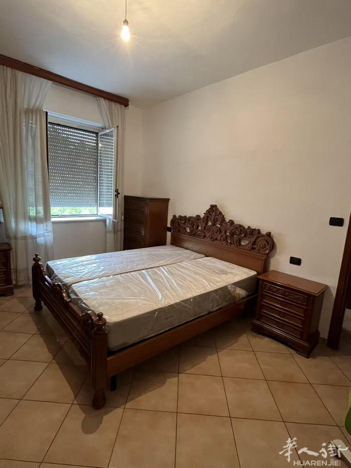 VIA GIROLA 8 ，米兰一个大房间双人床出租，三楼有电梯，带窗，全新床垫