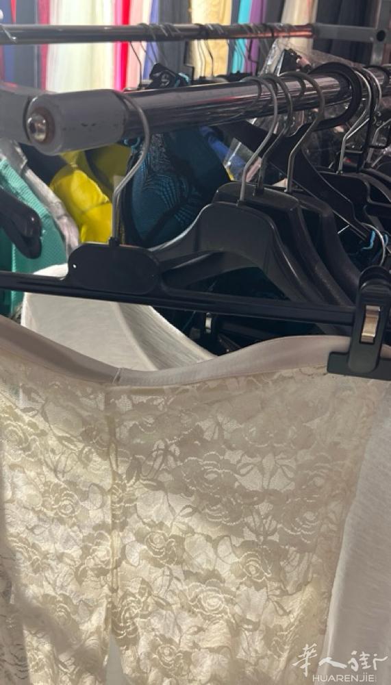 出三个衣服货架要的联系我 50一个有三个 加微信240694428