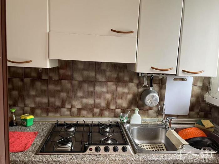 VIA GIROLA 8 ，米兰一个大房间双人床出租，三楼有电梯，带窗，全新床垫