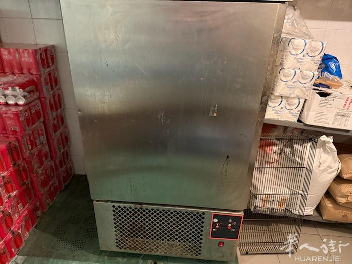 出售1,5米企鹅牌寿司冰箱无玻璃拉门（€600），七格的速冻机（€600），洗杯