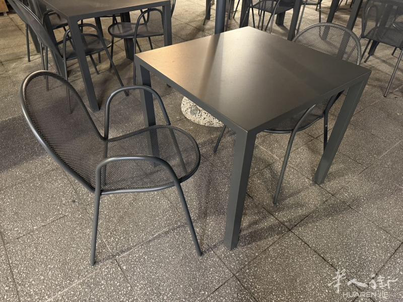 出售户外桌椅， 尺寸80x80 ，10张桌子 20