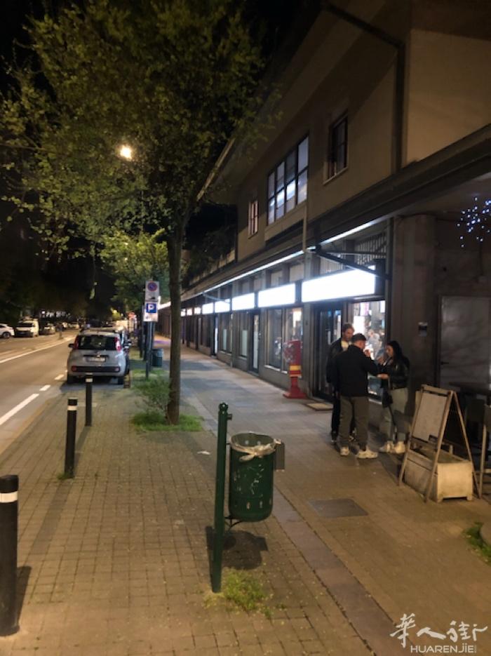 米兰边小城市（18000居民）意大利人PASCALE先生的餐馆➕酒吧➕冰淇淋、老