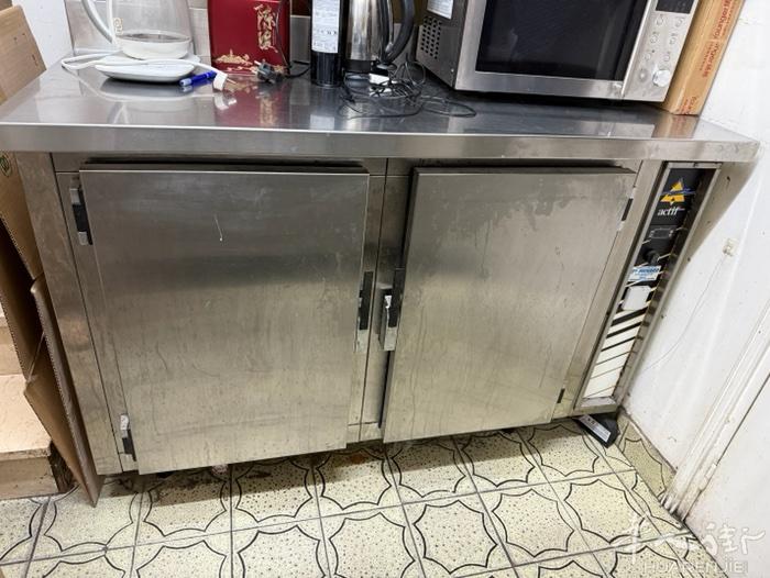 卖2个专业厨房冰箱 136x60cm 单个400€  如果两个都入有优惠。  需