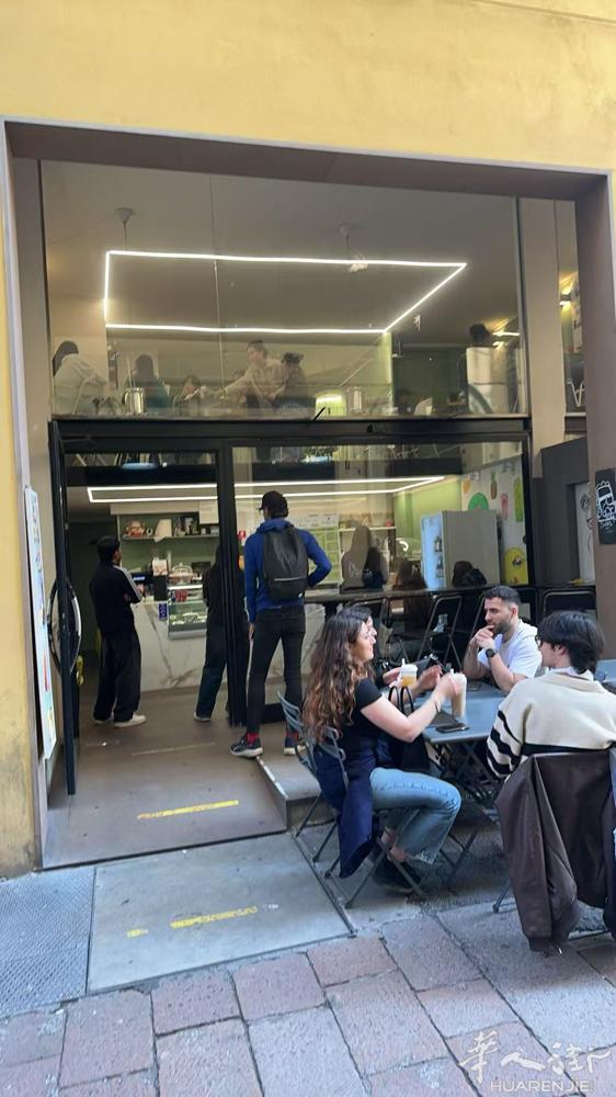 bologna市中心苹果店隔壁奶茶店（带酒吧执照）转让！上下楼有70多平方！