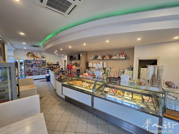 Vendo Bar Gelateri di 100mq di  40mq di