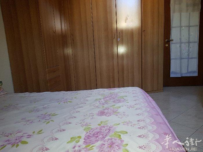 la spezia 市中心，步行街旁边有房间出搭，限留学生，联系手机377824