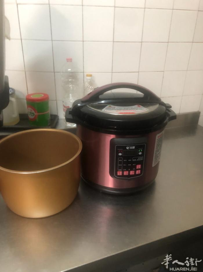全新压力电饭锅，适合大家庭使用或者工场，功能齐全。
