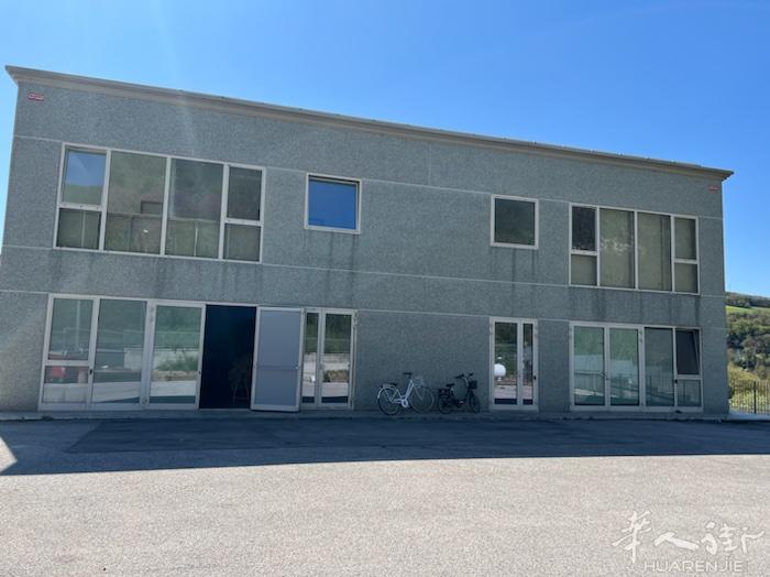 Fano工厂转让 灯管都有 设备齐全 证据齐全 消防齐全 住家楼上楼下环境好的