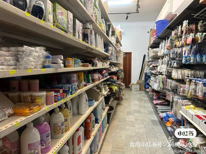 低价出售服装百货店，位置在calabria大区，有意者请联系：327636657