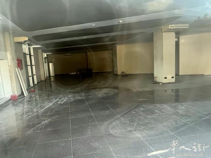 店面出租 500平方 napoli caserta 方向厨房内已设好通风下水管道