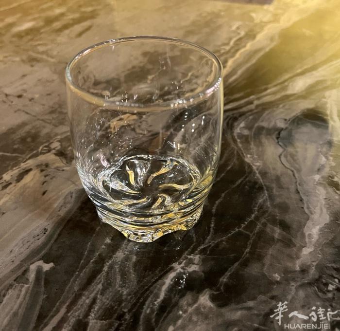 简单款水杯，1欧/个，Padova可上门自取，联系电话：3312676696