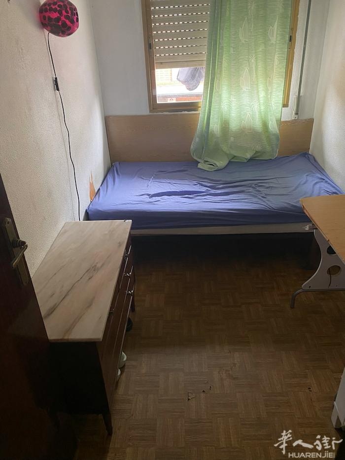 一号地铁nueva numancia地铁口有搭铺出租，附近有各种商场超市，出行和
