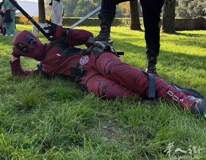 出售整套死侍cosplay皮套 （带刀） 身高170-180 均可使用 体重75