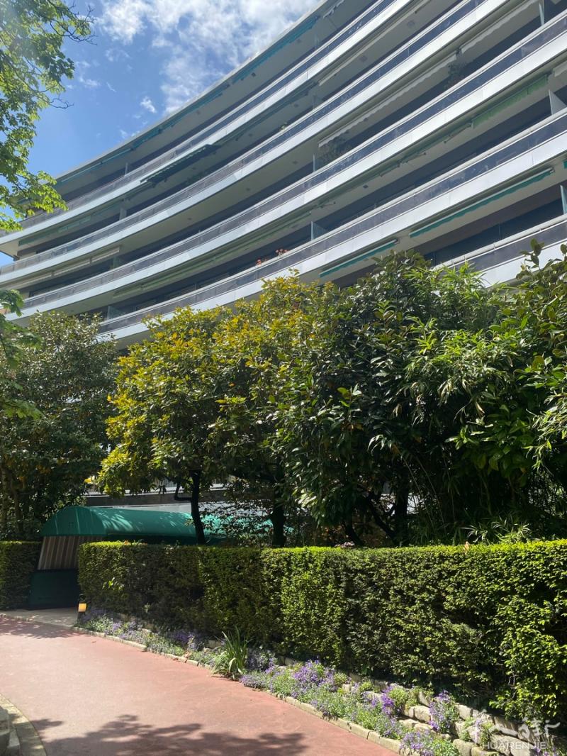 布隆尼森林地铁一号线pont de Neuilly  (92200)1 間臥室 10 平方米，独立卫生间您可以在美丽、高品质的建筑中享受优雅且位于中心的住宿。位于一楼，有安静的花园，地处美丽而安全的区域。已经重新装修。该酒店实用、干净且功能齐全，距离讷伊桥地铁 1 号线站有 5 分钟步行路程。小厨房配有冰箱、微波炉和电磁炉。独立淋浴房和厕所。沙发床160x200cm费用包含中央供暖。冷热水。超市、餐厅、自助洗衣、干洗、邮局、图书馆、学校等......步行 2 分钟。现场有地铁和多条公交线路。