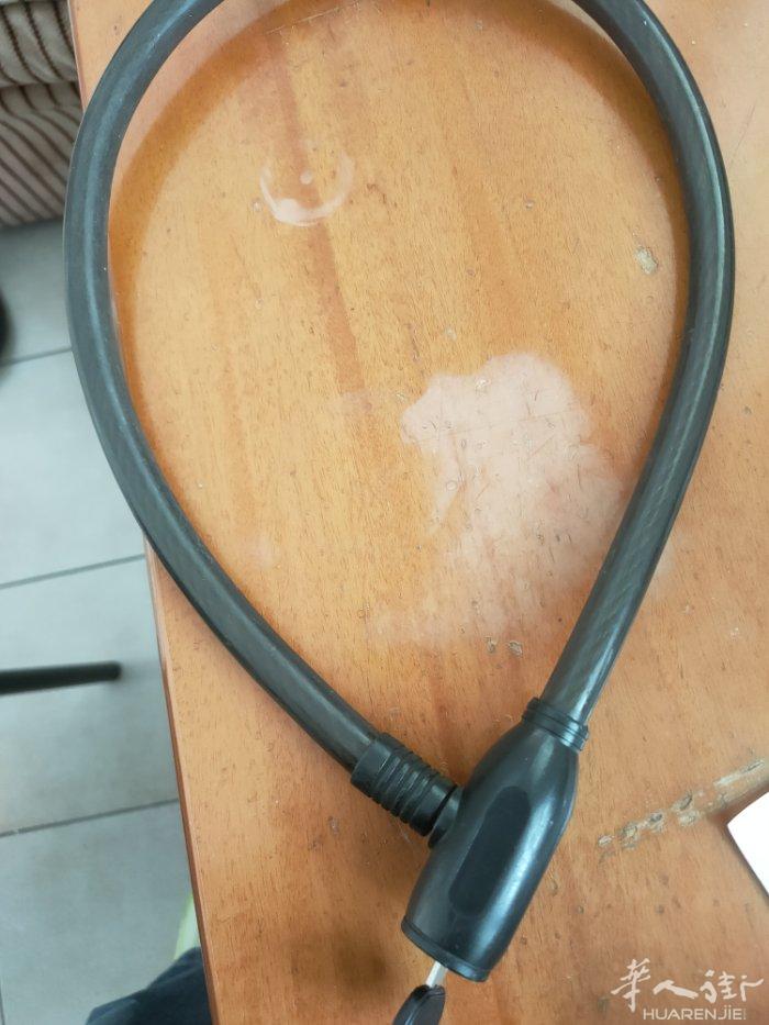 出售自行车工具配套，雨衣全新质量很好出€5,自行车锁€2,自行车防冻保暖车手套€