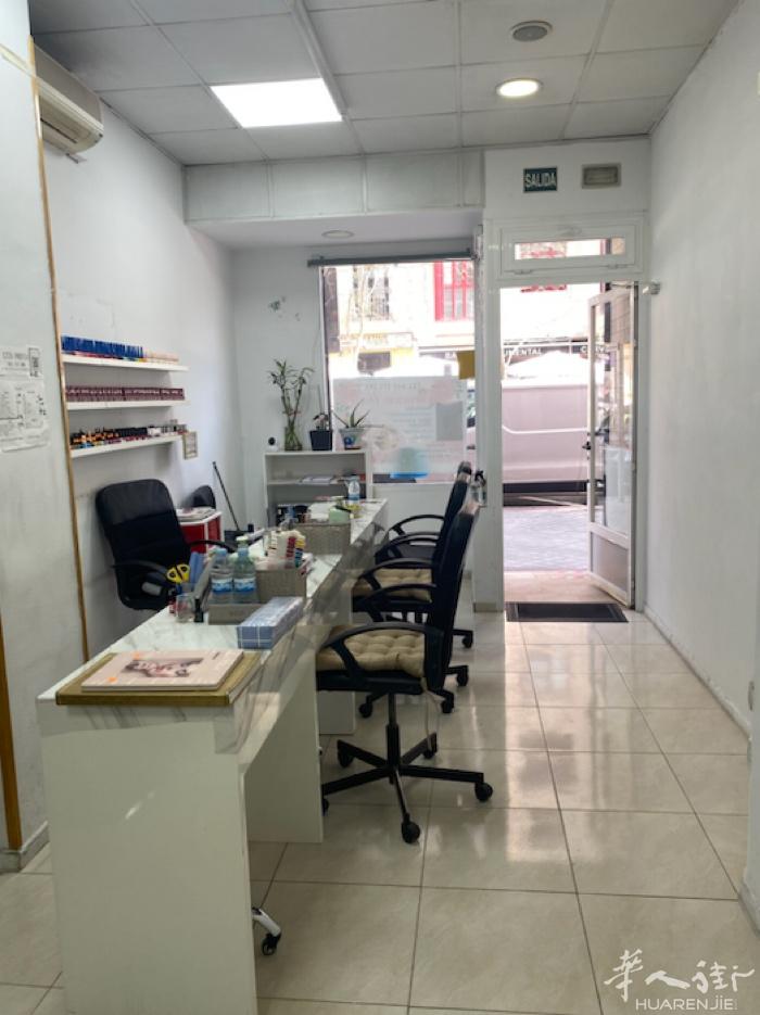 租金：900欧 马德里美甲店转让，店面在6线地铁，近地铁口。面积55平米，租金便
