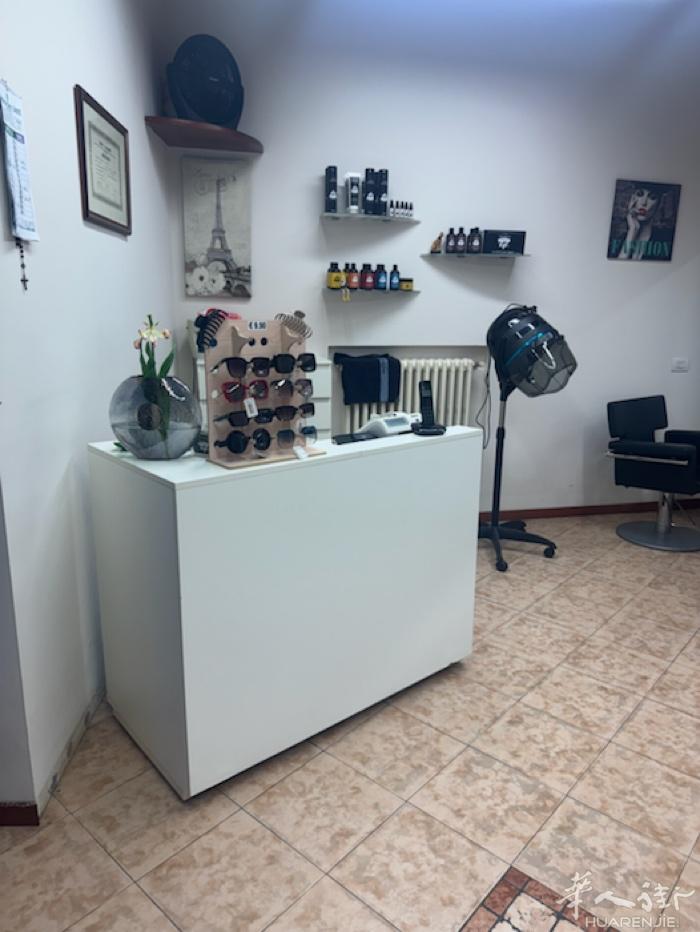 f 距离 firenze 十公里外有一家老外理发店转让 房租六百 卖 2.8 可