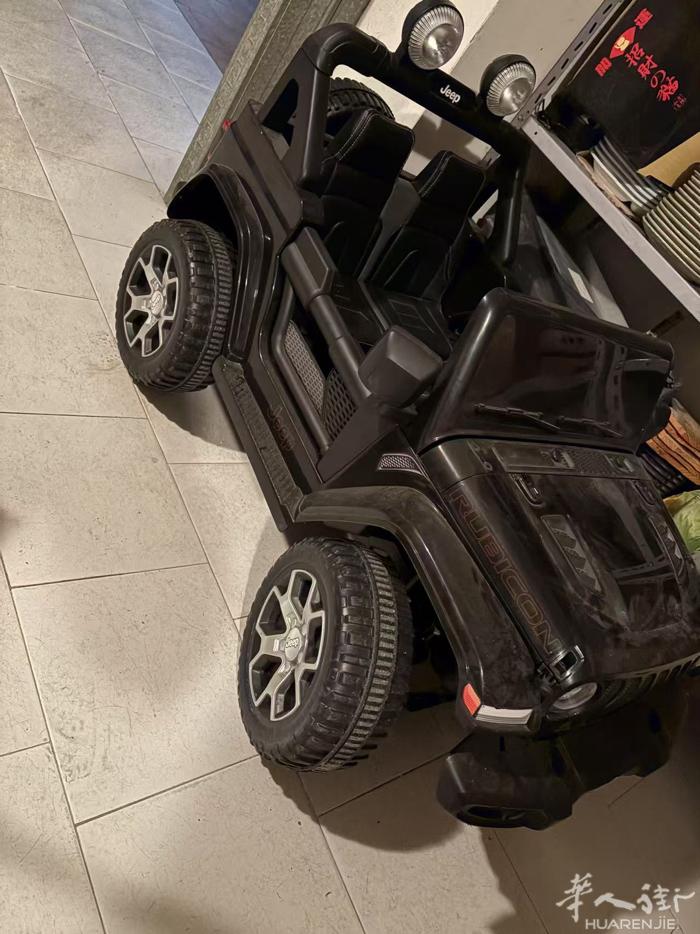 摩德纳周边 jeep 玩具车 可坐两宝 充电器遥控 全套