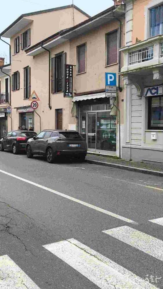 米兰边手机店转让，电话 3778244674。微信 fu 3315987774