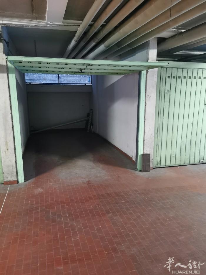 padova火车站前面绿楼隔壁有个garage出租，可停车放货带门锁的。3924