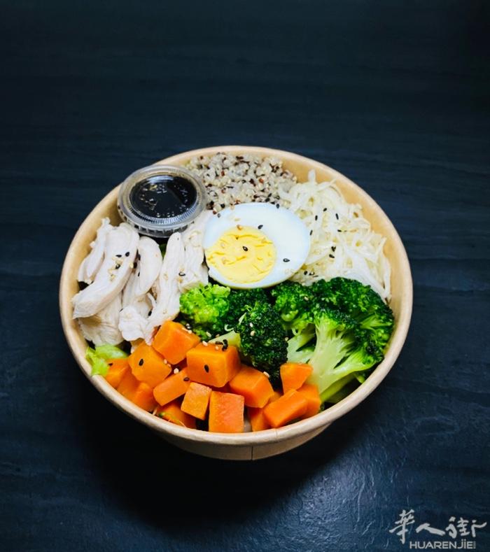鸡胸黎麦沙拉，紫米饭团！轻食：低糖、低脂、低盐，但又不失营养均衡。  喜欢的可以