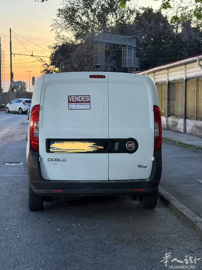 出售一辆fiat doblo 小货车 2015年 37000公里 所在地pisa