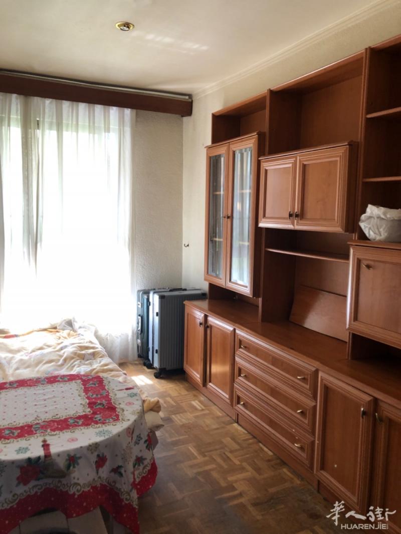 Plazas Elíptico 有大双人间出租，近地铁6号 11号线 住家人少安静，水电网全包联系电话：722706463