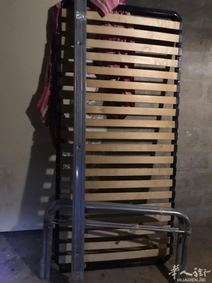 一张90X190的单人灰色铁床架+排骨架全新出售，结实牢固，拆装方便40欧，小车