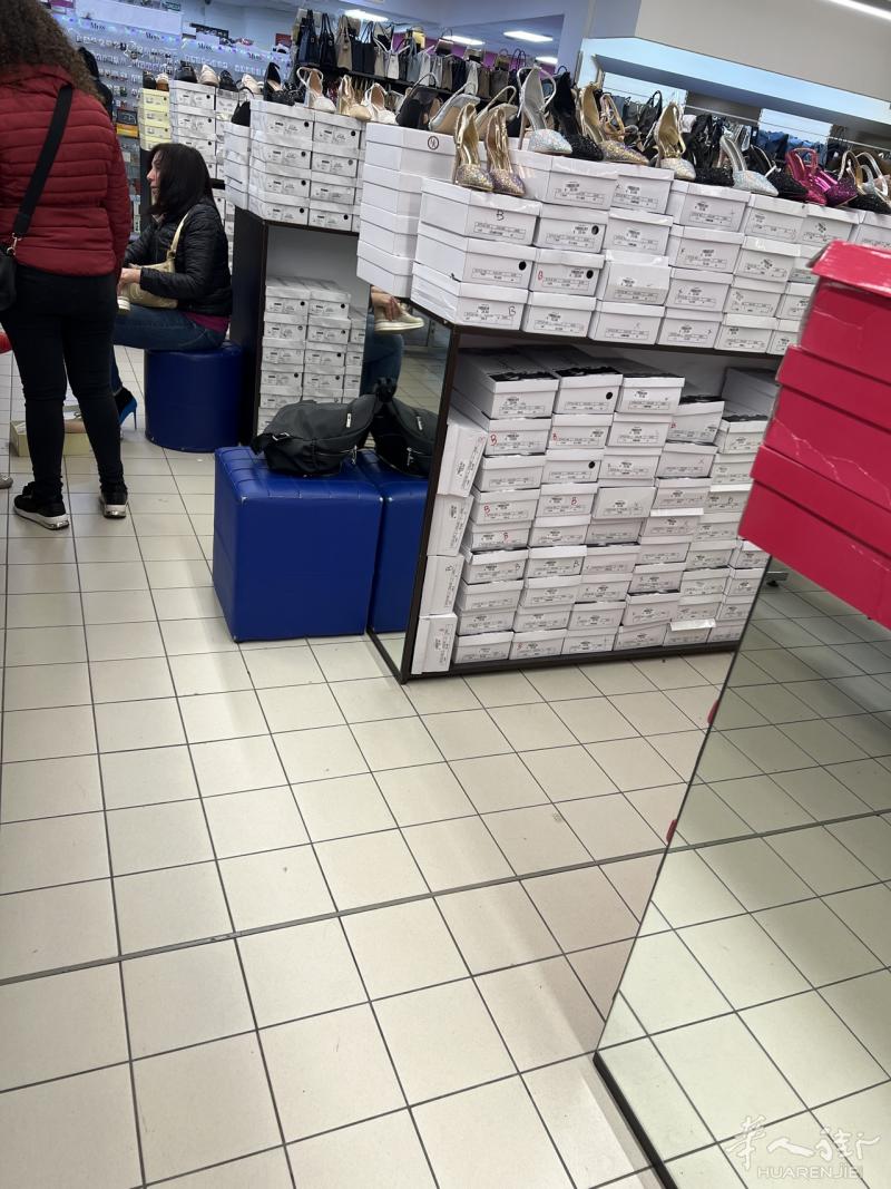 招聘。百货店鞋区 服装 店员 月休2日 每天还有午