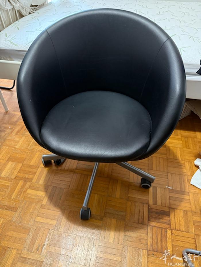 4张8成新椅子 80€ wx:M1261483486